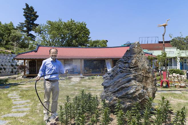 이 마당 또한 누구에게나 열려있습니다. 누구나 와서 꽃을 가꾸고 나무를 심고 물을 줘도 되는 겁니다. 이렇듯 그는 너와 나의 경계가 없는 공간을 만들어 가고 있습니다.