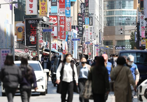 코로나19 이후, 서울 시내의 한 식당가에서 마스크를 쓴 시민들이 이동하고 있다. 자료 사진. 연합뉴스.