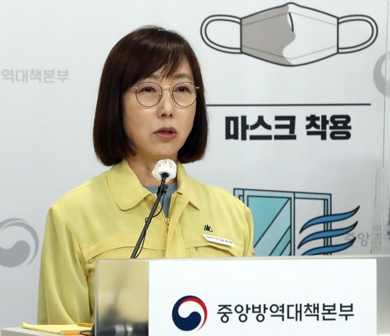 백경란 질병관리청장이 19일 오전 충북 청주시 흥덕구 오송읍 질병관리청에서 코로나19 예방접종 피해보상 지원 내용을 발표하고 있다. 뉴스1