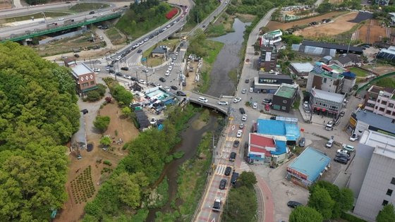 경기도 용인시 수지구 고기동과 성남시 분당구 대장동을 잇는 고기교. 인구가 늘고 주변에 유명 카페와 음식점 등이 늘면서 심각한 교통체증에 시달리고 있다. 용인시