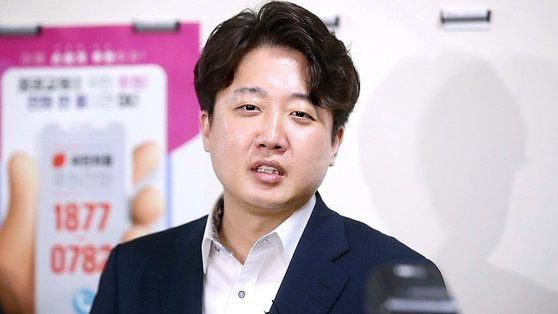 이준석 국민의힘 대표가 지난 8일 오전 서울 여의도 국회 국민의힘 대회의실에서 열린 당 중앙윤리위원회에 출석해 소명을 마친 후 회의실을 나서며 입장을 밝히고 있다. 김상선 기자