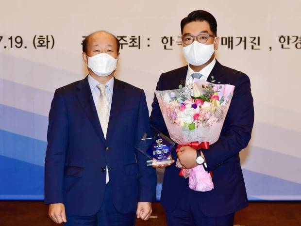 유근석 한국경제매거진 대표와 이은형 하나증권 대표 겸 하나금융그룹 글로벌부회장이 '베스트 증권사 대상' 수상 후 기념촬영 하고 있다. 사진=이승재 기자