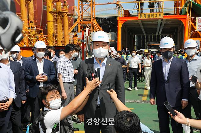 이상민 행정안전부 장관이 19일 오후 경남 거제시 아주동 대우조선해양 옥포조선소를 방문해 취재진과 대화하고 있다. 오른쪽은 윤희근 경찰청장 후보자. 거제|이준헌 기자