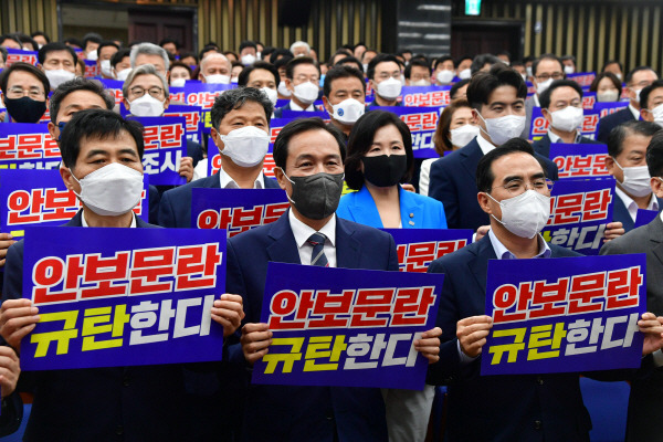 19일 국회에서 열린 더불어민주당 의원총회에서 우상호 비상대책위원장, 박홍근 원내대표와 의원들이 ‘안보문란, 인사문란’ 피켓을 들고 구호를 외치고 있다. 국회사진기자단