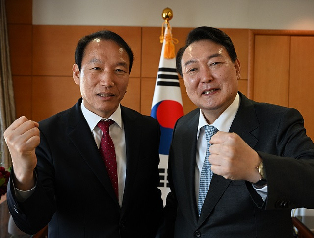 지난 4월 윤석열 당시 대통령 당선인과 주기환 당시 대통령직인수위원회 정무사법행정분과 전문위원. 주기환 후보 캠프 제공