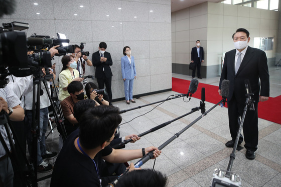 윤석열 대통령이 19일 오전 용산 대통령실로 출근하며 약식 회견을 하고 있다. (대통령실사진기자단) /사진=뉴스1