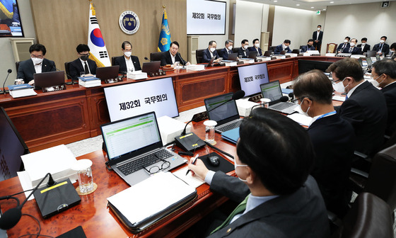 윤석열 대통령이 19일 용산 대통령실 청사에서 열린 국무회의에서 모두 발언을 하고 있다. 대통령실사진기자단 /사진=뉴스1