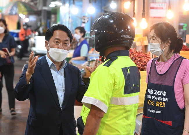 이성헌 서대문구청장이 서북부 랜드마크 조성을 염두에 두고 있는 서울 서대문구 인왕시장에서 주민들과 이야기를 나누고 있다. 이 구청장은 주민들과 밀착 소통을 통해 밑바닥 민심을 충분히 반영한 정책을 다수 발굴한다는 계획이다.  김선규 기자