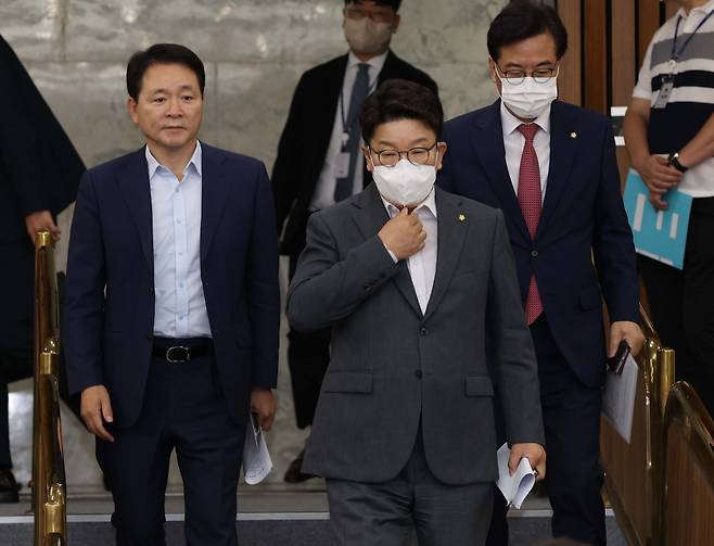 권성동 국민의힘 당대표 직무대행 겸 원내대표가 19일 오전 서울 여의도 국회에서 열린 원내대책회의에 참석하고 있다. [연합]