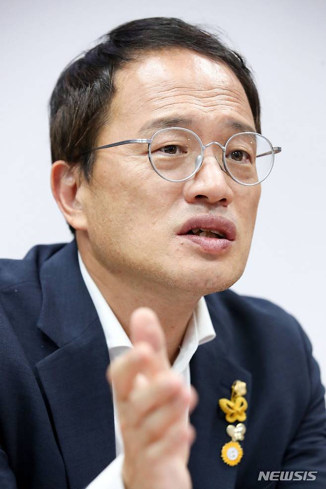 [서울=뉴시스] 김선웅 기자 = 더불어민주당 8.28 전당대회 당대표 출마를 선언한 박주민 의원이 18일 서울 여의도 국회 의원회관 내 의원실에서 뉴시스와 인터뷰를 하고 있다. 2022.07.19. mangusta@newsis.com