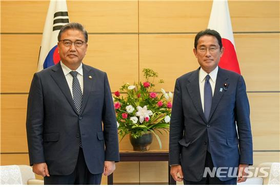 [서울=뉴시스]박진 외교부 장관이 19일 기시다 후미오 총리를 예방했다. (사진=외교부 제공) 2022.07.19. photo@newsis.com