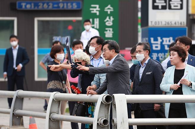 지역 간 갈등을 빚는 고기교를 방문한 김동연 경기도지사. (사진=경기도 제공) *재판매 및 DB 금지