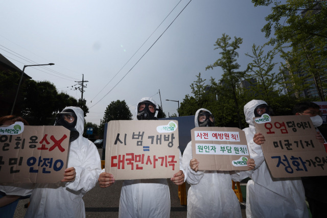 ▲10일 오전 서울 용산공원 시범 개방 입구 앞에서 녹색연합 등 단체 관계자들이 '오염정화 없는 용산공원 시범 개방 중단 촉구 기자회견'을 하고 있다. ⓒ연합뉴스