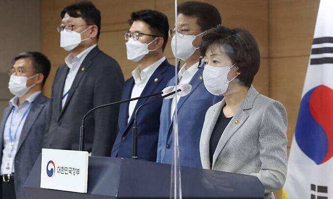 박순애 사회부총리 겸 교육부 장관(오른쪽)이 19일 서울 종로구 정부서울청사 브리핑실에서 반도체 관련 인재 양성 계획을 브리핑하고 있다. 남정탁 기자