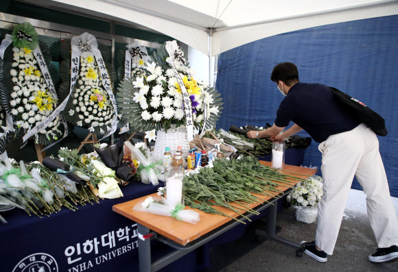 18일 인천시 미추홀구 인하대학교 캠퍼스 안에 ‘인하대생 추락사’ 피해자를 위한 추모 공간이 마련돼 있다. 2022.07.18 연합뉴스