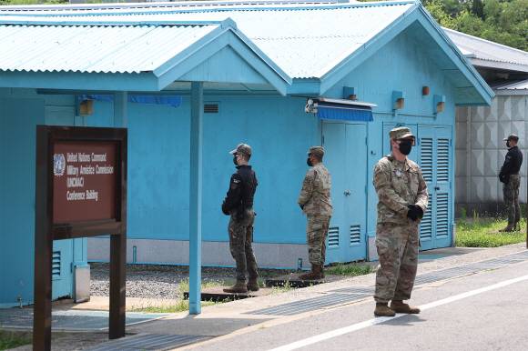 판문점 공동경비구역(JSA) 견학이 재개된 가운데 19일 경기도 파주시 판문점에서 주한미군과 한국군이 근무를 서고 있다.  2022. 7. 19 사진공동취재단