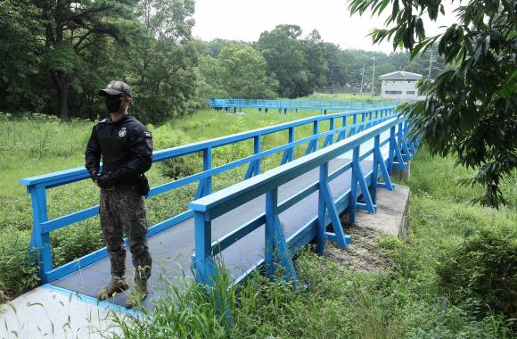 판문점 공동경비구역(JSA) 견학이 재개된 가운데 19일 경기도 파주시 판문점 도보다리 앞에서 군인이 근무를 서고 있다.  2022. 7. 19 사진공동취재단