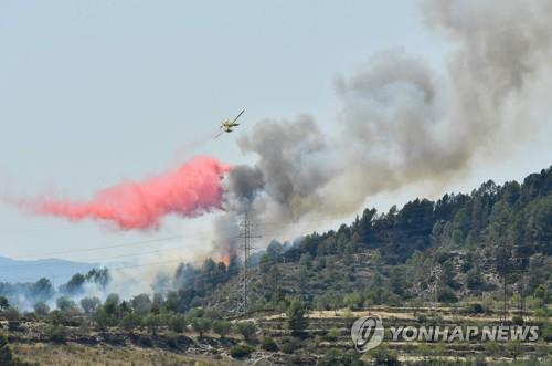 스페인 카탈루냐 산불을 진압하는 헬리콥터 [AFP=연합뉴스. 재판매 및 DB 금지]