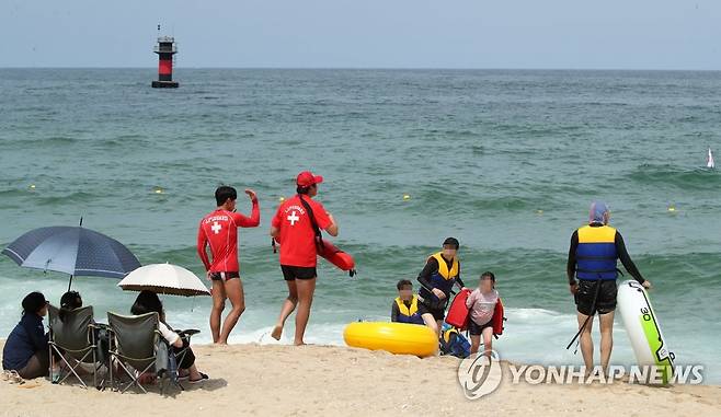 높은 파도가 위험해요 (강릉=연합뉴스) 유형재 기자 = 17일 강원 강릉시 경포해수욕장에서 높은 파도가 이는 가운데 수상인명구조요원들이 피서객들의 안전을 살펴보고 있다. 2022.7.17 yoo21@yna.co.kr