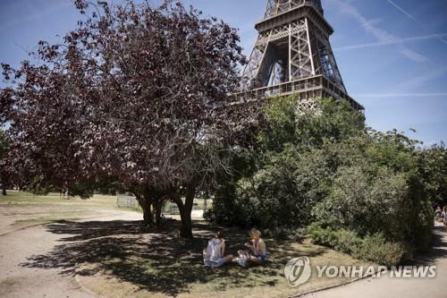 에펠탑 인근의 공원 [AP 통신=연합뉴스 자료사진. 재판매 및 DB 금지]