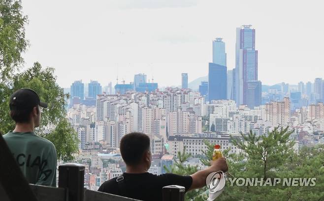 서울 시내 아파트 모습 (서울=연합뉴스) 류효림 기자 = 지난 15일 서울 남산에서 바라본 시내 아파트 모습. ryousanta@yna.co.kr