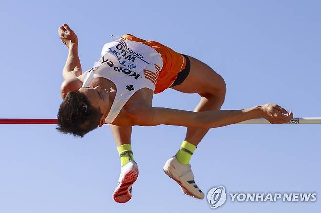 바를 넘는 우상혁 (유진 EPA=연합뉴스) 우상혁이 19일(한국시간) 미국 오리건주 유진 세계선수권대회 남자 높이뛰기 결선에서 바를 넘고 있다.