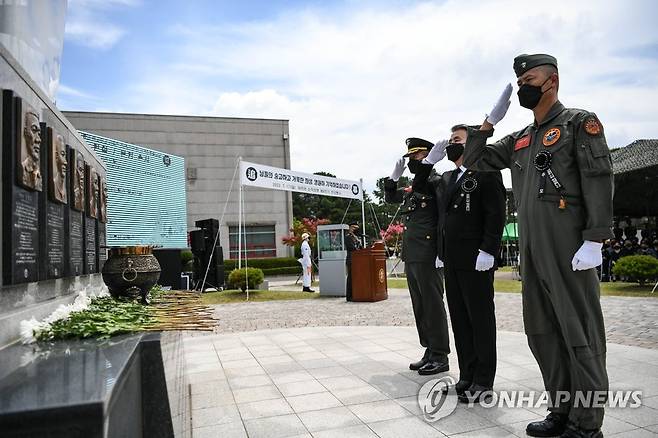 마린온 순직자 4주기 추모행사 (대구=연합뉴스) 이달 17일 오전 포항특정경비지역사령부 마린온 순직자 위령탑에서 추모행사가 열리고 있다. 2022.7.17 [해병대항공단 제공, 재판매 및 DB 금지] hsb@yna.co.kr