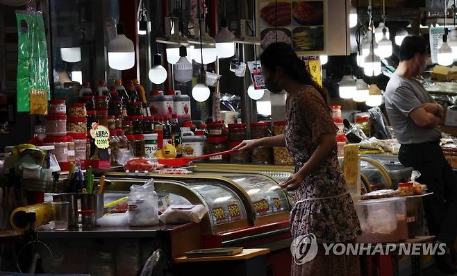 코로나19 재확산 우려에 고물가까지… [연합뉴스 자료사진]