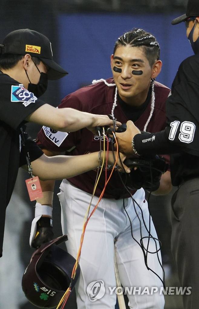 레게머리 이정후, '파울이 맞네요' (서울=연합뉴스) 한종찬 기자 = 16일 서울 잠실야구장에서 열린 '2022 신한은행 SOL KBO 올스타전' 드림올스타 대 나눔올스타의 경기. 1회초 파울 판정에 비디오판정을 요청해 판정을 듣고 있다. 2022.7.16 saba@yna.co.kr