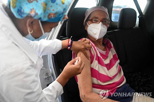 코로나19 백신 접종 중인 모습 [AFP 연합뉴스 자료사진. 재배포 및 DB 금지]