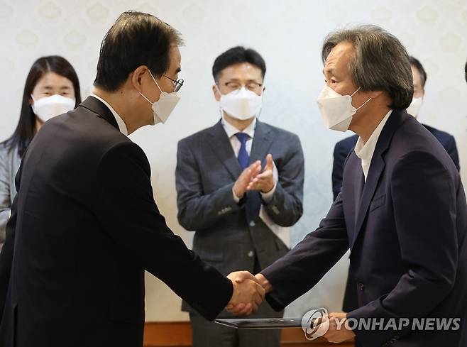 위촉장 수여하는 한덕수 총리 (서울=연합뉴스) 김승두 기자 = 한덕수 국무총리가 19일 정부서울청사에서 정기석 국가 감염병 위기대응 자문위원장에게 위촉장을 수여하고 있다. 2022.7.19 kimsdoo@yna.co.kr