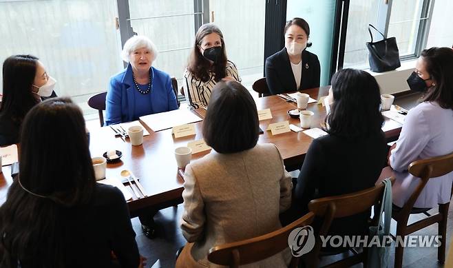 옐런 미 재무장관과 여성기업가들 (서울=연합뉴스) 한상균 기자 = 재닛 옐런 미 재무장관이 19일 서울 종로구 한 사찰음식점에서 여성기업가들을 만나고 있다. 2022.7.19 xyz@yna.co.kr