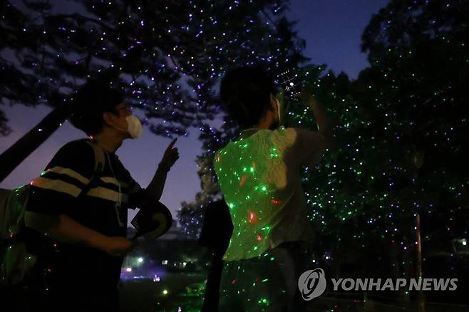 청와대 야간 개방 '청와대, 한여름 밤의 산책' (서울=연합뉴스) 신현우 기자 = 19일 오후 서울 청와대에서 열린 '청와대, 한여름 밤의 산책' 언론 공개 행사에서 관계자들이 레이저 반딧불 조명이 설치된 녹지원을 살피고 있다.
    문화재청 청와대국민개방추진단과 한국문화재재단은 오는 20일부터 다음 달 1일까지 청와대 야간 개방 프로그램인 '청와대, 한여름 밤의 산책'을 운영한다. 2022.7.19 nowwego@yna.co.kr