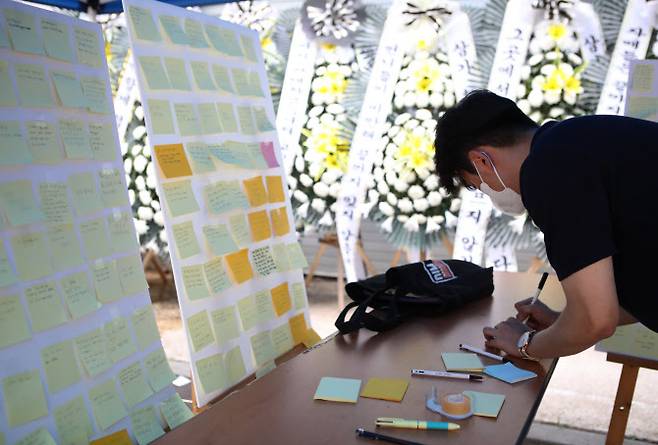 지난 18일 인천시 미추홀구 인하대학교 캠퍼스 안에 ‘인하대생 성폭행 추락사’ 피해자를 위한 추모 공간이 마련돼 있다 (사진=연합뉴스)