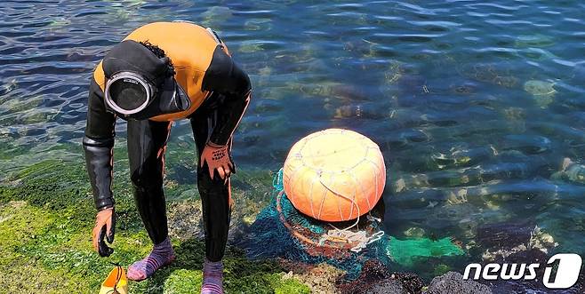 제주도가 2023년 신규 국비사업을 해녀의전당 건립을 추진하고 있다고 19일 밝혔다. 이 사업에 대해 문화재청은 국비지원 의지를 보이고 있지만, 기획재정부는 지방비 사업으로 추진하라는 의견을 제시하면서 난항이 예고된다. 제주시 구좌읍 김녕리 해상에서 한 해녀가 물질을 마치고 물가로 나오고 있다. 2022.7.6/뉴스1© News1