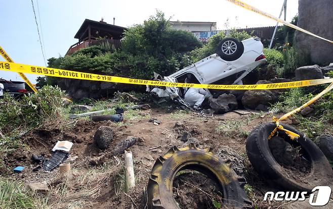 20일 오전3시38분쯤 제주시 애월읍 고내리 해안도로를 달리던 소나타 렌터카가 전복된 사고 현장. 2022.7.20/뉴스1 © News1