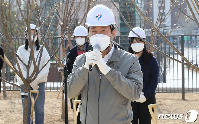 오세훈 서울시장이 지난 4월6일 서울 종로구 율곡로 터널상부 공원에서 열린 식목일 맞이 나무심기 행사에서 인사말을 하고 있다. /뉴스1 © News1 임세영 기자