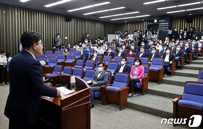 권성동 국민의힘 당대표 직무대행 겸 원내대표가 20일 서울 여의도 국회에서 열린 의원총회에서 발언하고 있다. (공동취재) 2022.7.20/뉴스1 © News1 유승관 기자