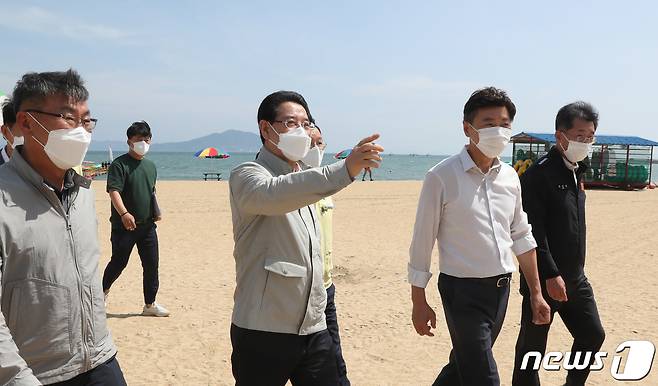 김영록 전라남도지사는 20일 김철우 보성군수와 보성군 율포솔밭해수욕장을 방문, 해수욕장 방역 및 안전관리 현황, 장비 및 안전요원들의 복무 등 안전관리 체계를 점검하고 있다. (전남도 제공) 2022.7.20/뉴스1 © News1