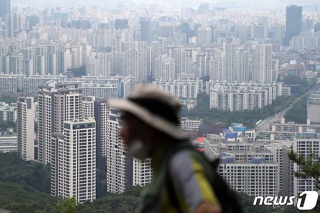 사진은 8일 서울 강남구 대모산에서 바라본 아파트 단지. 2022.7.8/뉴스1 © News1 황기선 기자