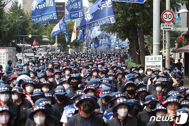 전국금속노동조합 소속 조합원들이 20일 오후 서울역에서 열린 총파업 결의대회를 마치고 용산 대통령실이 있는 삼각지역 방향으로 행진하고 있다. 2022.7.20/뉴스1 © News1 이성철 기자