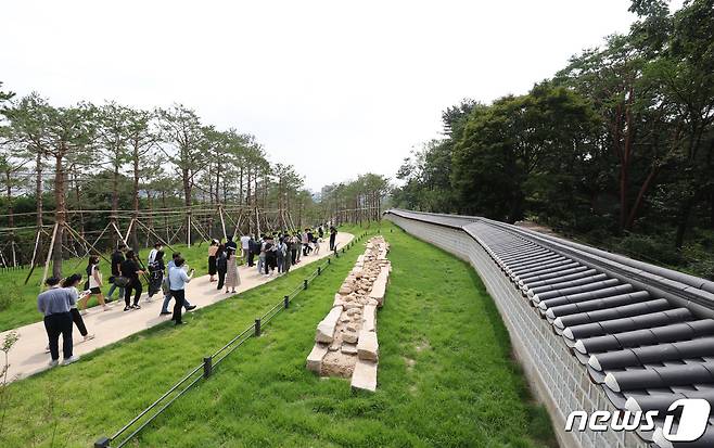 20일 서울 종로구 와룡동 율곡로 터널 상부에서 '창경궁-종묘 연결 역사복원사업' 프레스 투어가 열린 가운데 취재진들이 역사복원 공간을 둘러보고 있다. (공동취재) 2022.7.20/뉴스1 © News1 송원영 기자