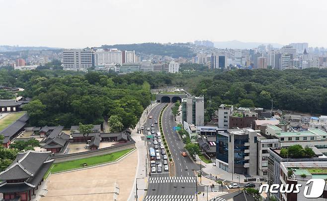 20일 서울 종로구 창경궁과 종묘 연결 역사복원사업이 공개됐다. 서울시는 창경궁과 종묘를 단절시켰던 율곡로를 지하화하고 그 위에 축구장보다 넓은 녹지(약 8000㎡)를 만들어 끊어졌던 녹지축을 잇고 일제가 없애버린 창경궁과 종묘 사이 궁궐담장(503m)과 북신문(北神門)도 최대한 원형 그대로 복원했다고 밝혔다. (공동취재) 2022.7.20/뉴스1 © News1 송원영 기자