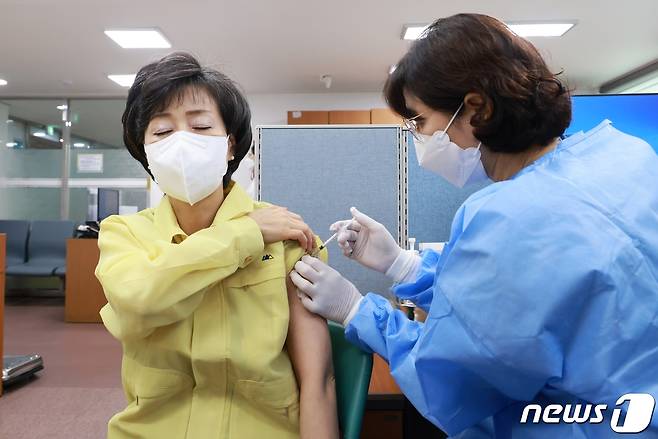 박순애 사회부총리 겸 교육부 장관이 20일 오후 서울 종로구보건소에서 코로나19 4차 백신접종을 하고 있다. (교육부 제공) 2022.7.20/뉴스1