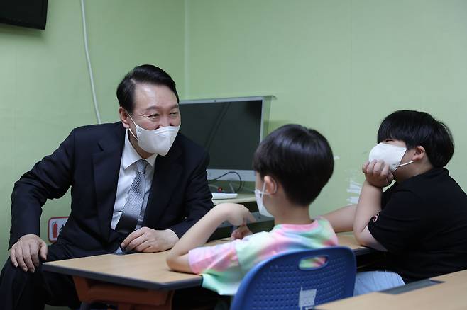 윤석열 대통령이 19일 서울 종로구 참신나는학교 지역아동센터를 방문해 아동 돌봄 프로그램을 참관하며 아이들과 대화하고 있다./뉴시스