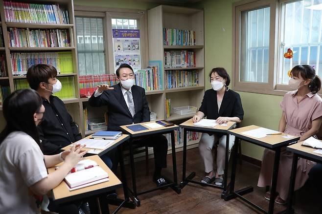 윤석열 대통령이 19일 오후 서울 종로구 참신나는학교 지역아동센터를 찾아 센터 종사자들과 간담회를 하고 있다. /뉴스1