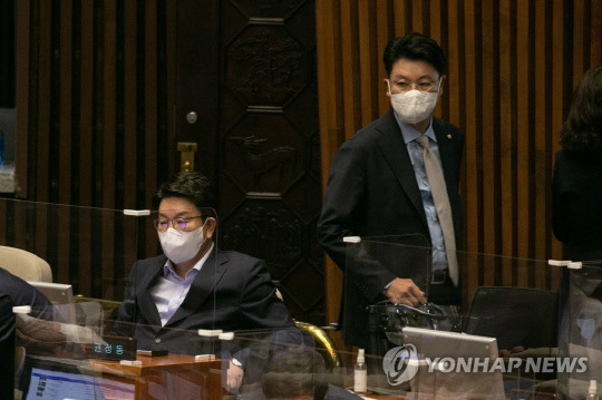 장제원 의원이 20일 국회에서 열린 국민의힘 의원 총회 때 권성동 당 대표 권한대행 겸 원내대표 옆을 지나고 있다. 사진=연합