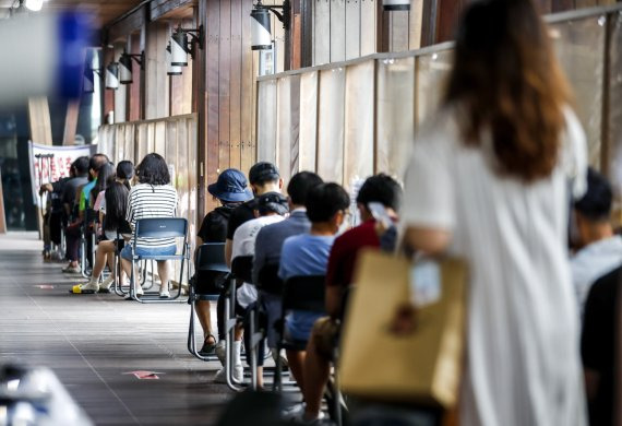 20일 오전 서울 송파구 송파구보건소 선별진료소를 찾은 시민들이 검사를 받기 위해 줄 서 있다. 뉴시스 제공