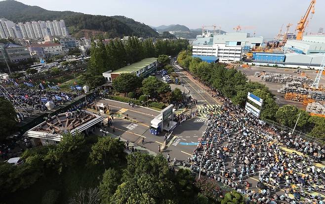 20일 오후 경남 거제시 대우조선해양 옥포조선소에서 하청 노조 파업에 찬성하는 금속노조(왼쪽)와 파업 중단을 촉구하는 원청 노조가 각각 집회를 하고 있다. 공동취재사진