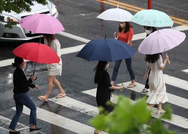 남부지역에 호우 특보가 발효된 18일 광주 서구 치평동에서 우산 쓴 시민들이 길을 건너고 있다. 광주=연합뉴스